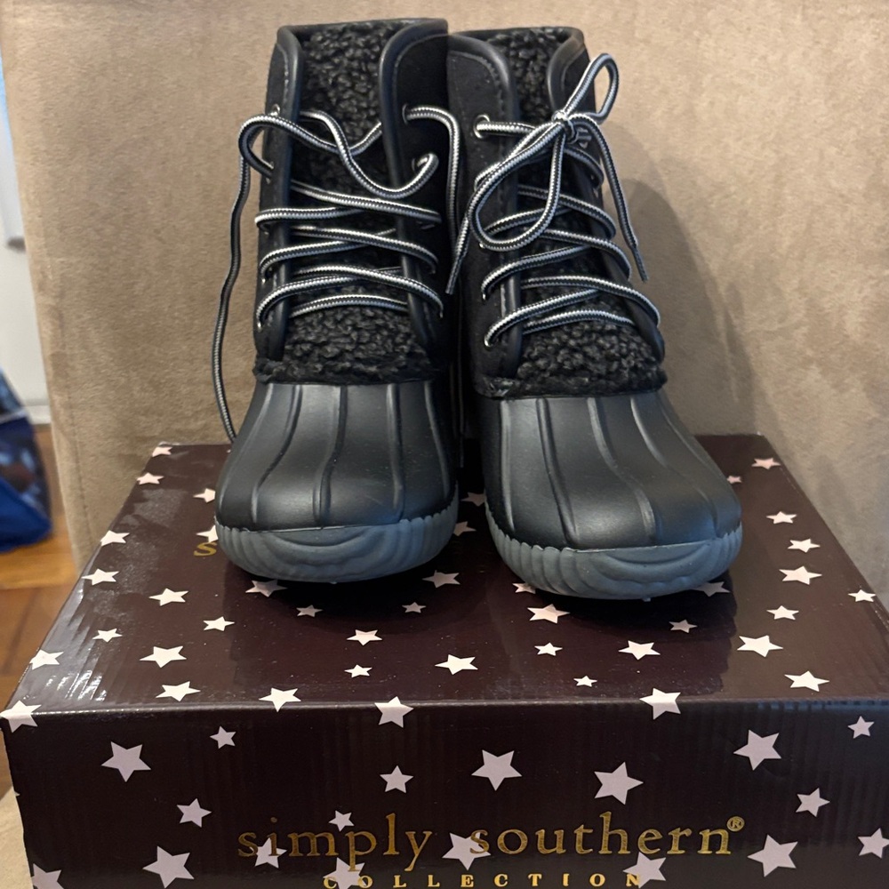 NWT!!!Simply Southern Black and Gray Faux Shearling Duck Boots size 7